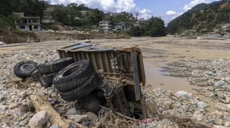 Inundações levam 18 pessoas e principal ponte que liga Nepal à China
