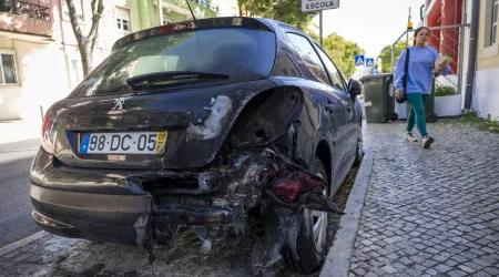 Jovens danificam carros e porta de prédio nos Moinhos da Funcheira