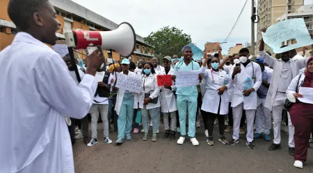 Médicos marcharam em Maputo pedindo "parem de matar o nosso povo"