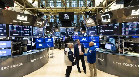 Wall Street fecha em alta com os principais índices em máximos históricos