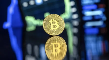 Bitcoin atinge novo máximo histórico de quase 112 mil dólares