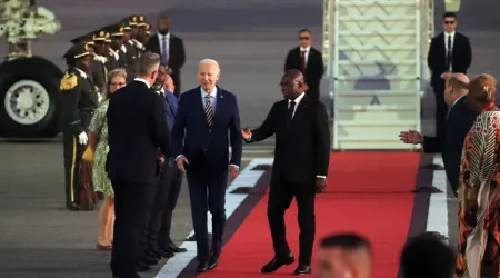 Joe Biden recebido por membros da comunidade norte-americana no aeroporto