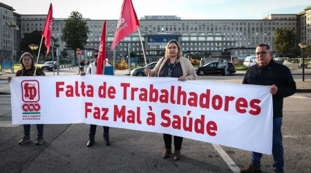 Greve dos trabalhadores da saúde fecha enfermarias e blocos em todo o país