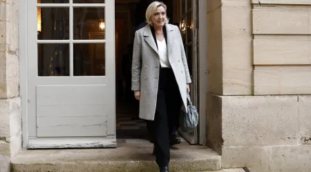 França. Le Pen considera método do novo primeiro-ministro "mais positivo"