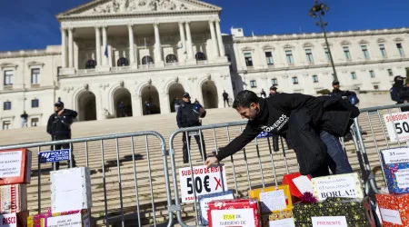 Bombeiros em protesto chegam ao Parlamento para deixar presentes de Natal