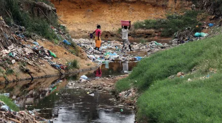 A água que mata num Paraíso de lixo e pó em Luanda