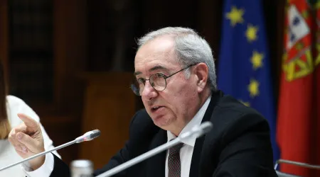 Governo admite "problemas" sobre salários de professores no estrangeiro