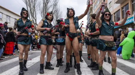 Milhares de mascarados divertem-se no Carnaval de Torres Vedras