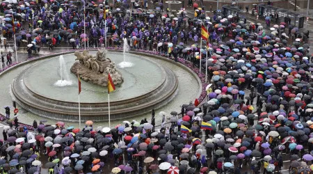 Milhares de pessoas marcham em Madrid pelos direitos das mulheres
