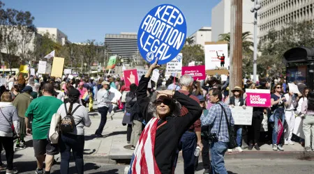 Milhares saem à rua em LA para defender mulheres e protestar contra Trump