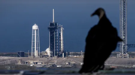 SpaceX lança 1.ª missão espacial tripulada sobre os pólos da Terra