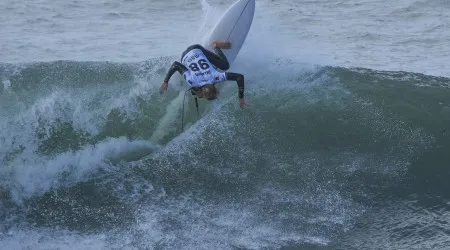 Prova da elite mundial retomada para coroar hoje campeões de Supertubos