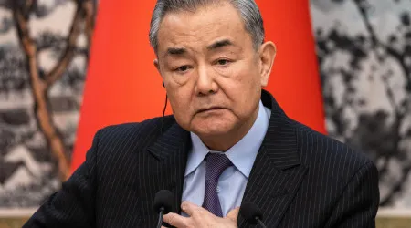 MNE chinês visita Moscovo em período de negociações de paz