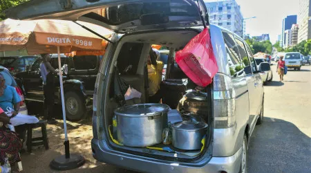 Comida servida na mala do carro alimenta famílias em Maputo