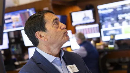 Wall Street fecha em alta animada por possível corte de taxas de juro
