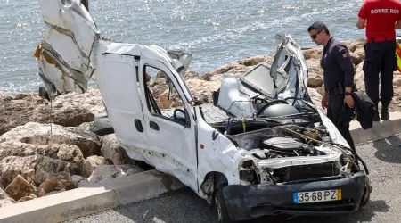Retirados carro e corpo de homem que caíram ao rio Tejo na Marginal
