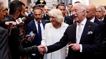 Rei Carlos III lembra em Roma que "paz nunca pode ser dada como adquirida"