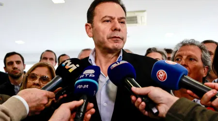 Montenegro nega esconder contas: "Podem confiar no primeiro-ministro"