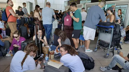 Aeroporto de Lisboa bloqueado entre quem chega e quem quer partir