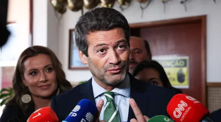 Relação entre Montenegro e clientes da Spinumviva levanta "suspeitas"