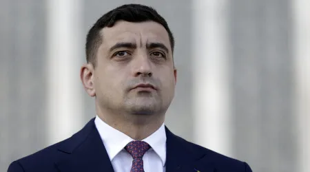 Populista George Simion vence primeira volta das presidenciais da Roménia