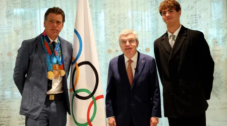 Gary Hall Jr. recebe réplicas das 10 medalhas perdidas nos incêndios
