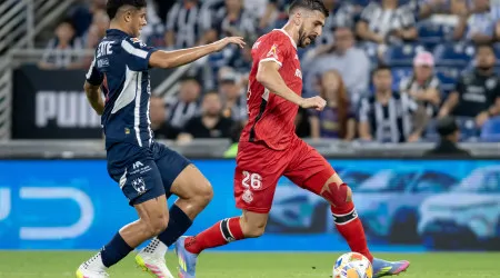 Paulinho brilha no México e recebe prémio de melhor jogador do campeonato