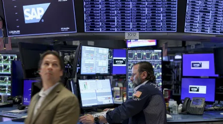 Wall Street fecha semana em alta à espera de novidades na frente comercial