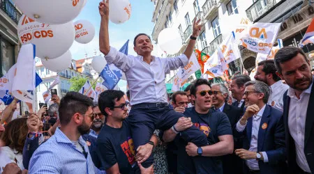 Montenegro desce Chiado a prometer diálogo e combate à manipulação da informação