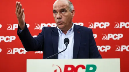 Alterar a Constituição? PCP acusa partidos de quererem "dar o golpe"