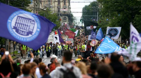 Milhares exigem eleições antecipadas na Sérvia. As imagens