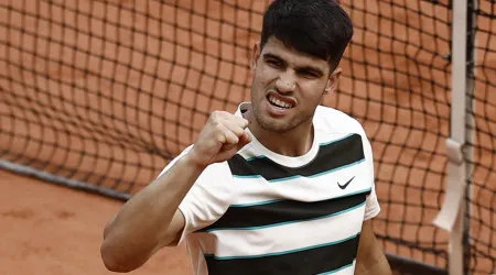 Campeão Carlos Alcaraz avança para os 'quartos' de Roland Garros