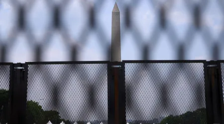 Tempestade atinge Washington e ameaça adesão ao desfile militar de Trump