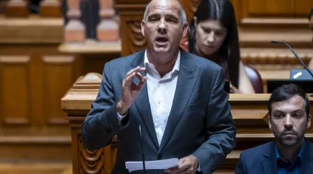 Programa "cheira a troika", diz PCP. Montenegro critica "velho comunismo"