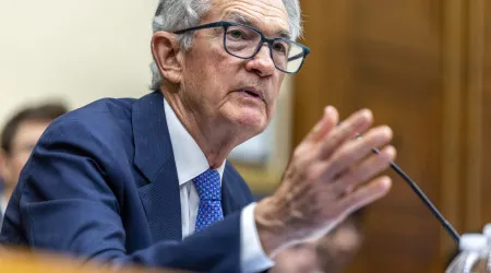 Powell aguarda rumo da economia para decidir juros. Trump insulta-o