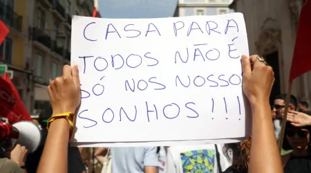 Centenas manifestam-se em Lisboa em defesa do direito à habitação