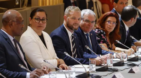 França e forças políticas da Nova Caledónia chegam a acordo histórico