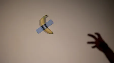 Serralves inaugura exposição de Cattalan, autor da banana 'Comedian'