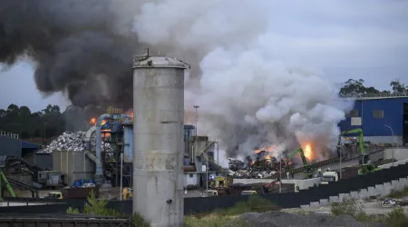 Dois bombeiros feridos no incêndio em sucata de Vila Nova de Gaia