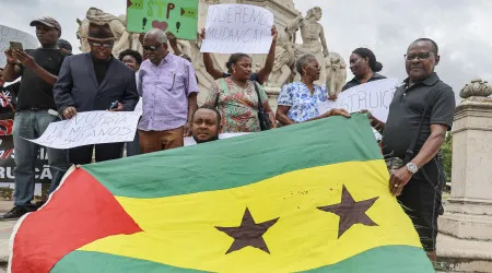 Dezenas de são-tomenses manifestam-se em Lisboa: "Má governação"