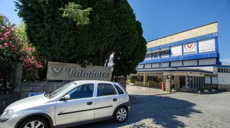 Trabalhadores voltam a pôr de pé cerâmica falida