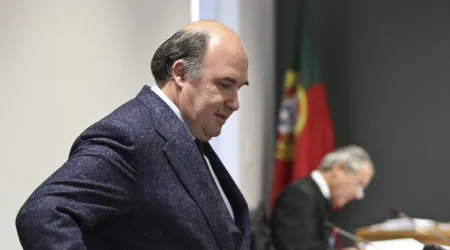 Relação critica "pura fuga" e mantém contumácia de Vale e Azevedo