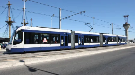 Um ferido em colisão entre carro e metro de superfície em Almada