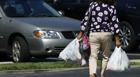 Taxa de sacos de plástico rendeu menos do que o esperado