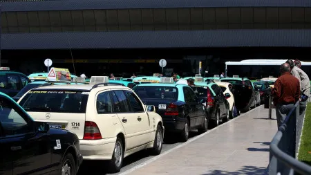Taxistas parados no Aeroporto de Lisboa contra "angariadores" de clientes