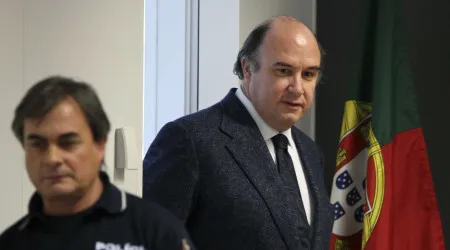Defesa de Vale e Azevedo recorre para o TC contra contumácia