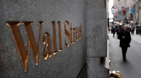 Wall Street acaba semana em alta e a apostar nas criptomoedas