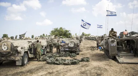 Avião israelita traça no céu rasto semelhante a símbolo para reféns