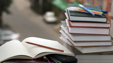 Distribuição de manuais escolares gratuitos alargada até ao 12.º ano