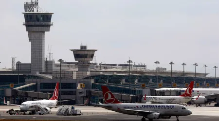 Passageiros que retiram cintos antes de o avião parar? Turquia vai multar